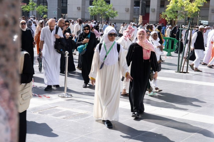 ضيوف برنامج خادم الحرمين للعمرة يؤدون صلاة الجمعة بالمسجد النبوي - اليوم