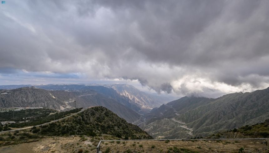 الضباب والغيوم فوق جبال السروات - واس