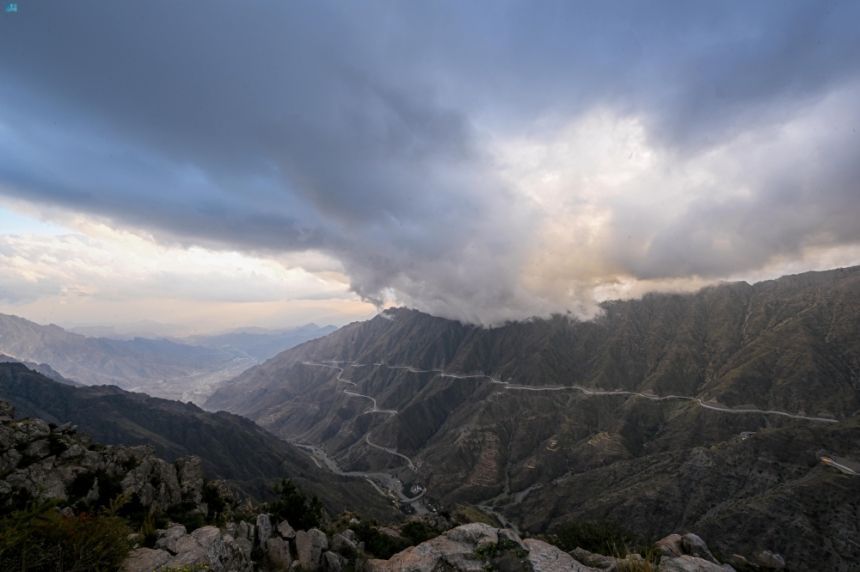 الضباب والغيوم فوق جبال السروات - واس