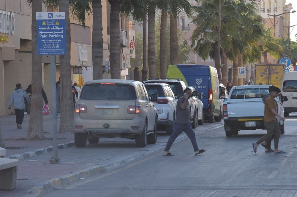 «اليوم» ترصد استمرار عمل أجهزة الدفع رغم مجانية مواقف الدمام والخبر