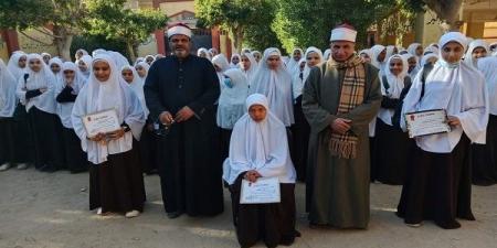 معهد فتيات أولاد نجم يكرمون طالبة عقب ختم القرآن داخل المدرسة - عرب فايف