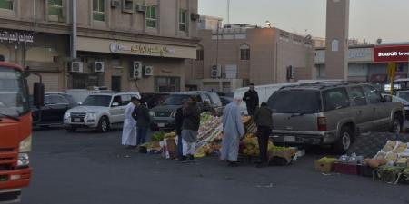 فوضى الباعة الجائلين.. بضائع مجهولة على أسوار سوق الدمام المركزي - عرب فايف