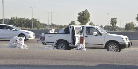 صور.. فوضى ”السوق العشوائية“ تشوه طريق مطار الملك فهد بالدمام - عرب فايف