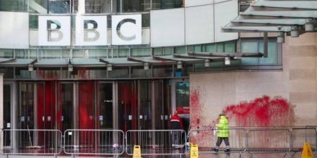 تحقيق استقصائي يكشف تحيز "BBC" لإسرائيل وألاعيب أنصارها وتجاهل احتجاجات الموظفين فيها #عاجل - عرب فايف