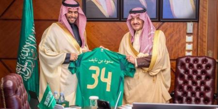 أمير الشرقية يستقبل أعضاء مشروع "توثيق تاريخ كرة القدم السعودية" - عرب فايف