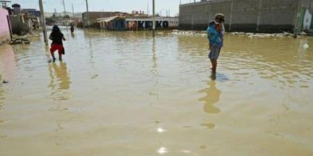 البيرو: أمواج عاتية تضرب الساحل الشمالي وتتسبب بأضرار جسيمة - عرب فايف