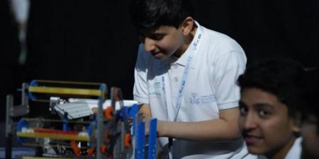 انطلاق بطولة (VEX IQ) في تصميم وبرمجة الروبوتات - عرب فايف