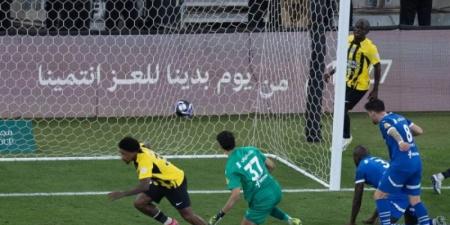 دوري روشن: الاتحاد يفوز على الهلال بنتيجة (4 - 1) - عرب فايف