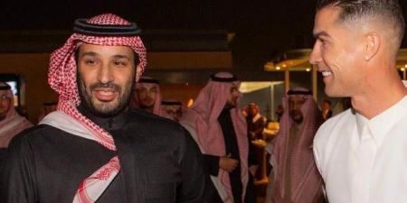 صورة تجمع كريستيانو رونالدو بالزي الوطني السعودي مع الأمير محمد بن سلمان و"الدون" يعلق - عرب فايف