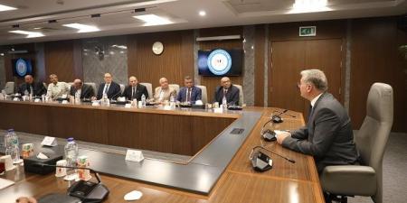 وزير البترول يبحث مع وفد النقابة العامة للمناجم تطوير قطاع التعدين - عرب فايف