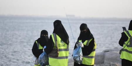 صور.. 100 متطوع و3 فرق لجمع النفايات خلال المشي في كورنيش دارين - عرب فايف