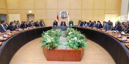كامل الوزير يستعرض الموقف التنفيذي لمشروعات برنامج التنمية المحلية بصعيد مصر - عرب فايف