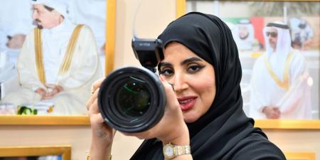 صبحة الرميثي تُعرِّف بتراث الإمارات ببرقع وعباءة وكاميرا - عرب فايف