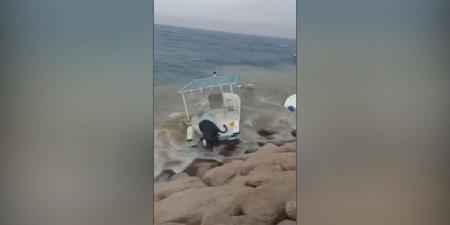 إجلاء 13 سائحا و2 من طواقم قارب متوسط الحجم جنح في خليج العقبة - عرب فايف