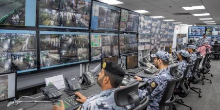وزير الداخلية يشيد بجهود مركز عمليات أمن المسجد النبوي - عرب فايف