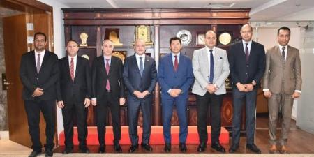 وزير الشباب يستقبل رئيس الاتحاد الدولي للسلاح ويكرّمه - عرب فايف
