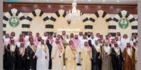 الأمير عبدالعزيز بن سعود يلتقي متقاعدي القطاعات التابعة لوزارة الداخلية بالمدينة المنورة - عرب فايف