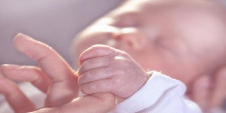 وفاة كل دقيقتين.. أرقام مهمة للأمهات في اليوم العالمي للقابلات - عرب فايف