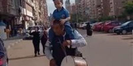أب يحتفل بأول يوم حضانة لابنه بزفة بلدى في المحلة - عرب فايف