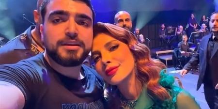 أصالة تفاجئ معجباً بقبلة على خده.. وتشعل مواقع التواصل - عرب فايف