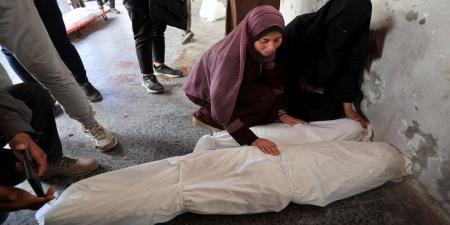 شهداء في قصف إسرائيلي على منازل وخيام نازحين وسط وجنوب غزة - عرب فايف