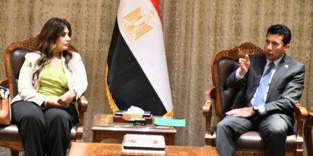 صبحى يبحث تعزيز الممارسات الخضراء في المنشآت الشبابية والرياضية - عرب فايف