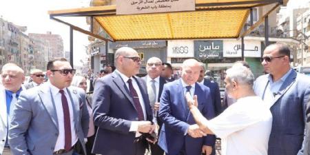 وزير العمل ومحافظ القاهرة يتفقدان مقاعد انتظار مُجهزة لعمال التراحيل بباب الشعرية - عرب فايف