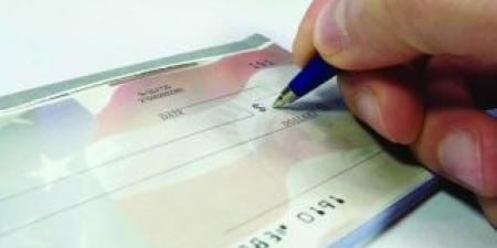 محتالون يستدرجون بائعي سيارات فارهة بأسعار مغرية وشيكات «مضروبة» - عرب فايف