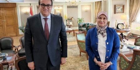 وزير الصحة يستقبل نقيب التمريض لبحث تطوير التدريب المهني وتعميم الأدلة الاسترشادية - عرب فايف