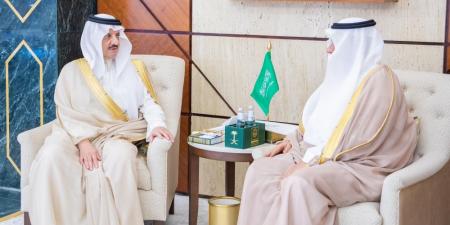 أمير المنطقة الشرقية يستقبل مدير عام فرع الشؤون الإسلامية ويطّلع على إنجازات الفرع - عرب فايف