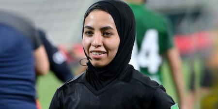 أمل جمال ضمن طاقم نهائي الكأس بين شباب الأهلي والشارقة - عرب فايف