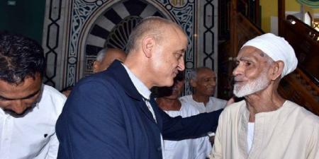 محافظ الأقصر يؤكد على حرمة القرآن الكريم ويستجيب لمطالب المصلين بمسجد الحجاجي - عرب فايف