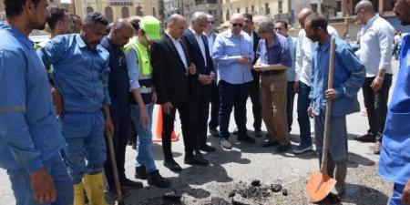 محافظ بني سويف يتفقد إصلاح  تسريب  شبكة المياه بميدان المديرية - عرب فايف