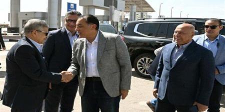 مدبولي يتفقد شركة قناة السويس للحاويات بميناء شرق بورسعيد - عرب فايف