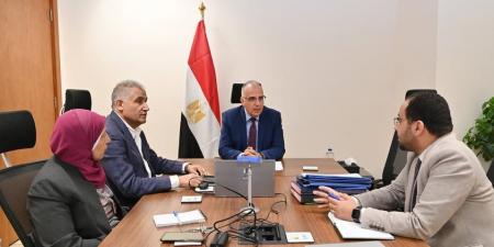 وزير الري : تدريب العاملين على تشغيل وصيانة محطات المعالجة الكبرى - عرب فايف