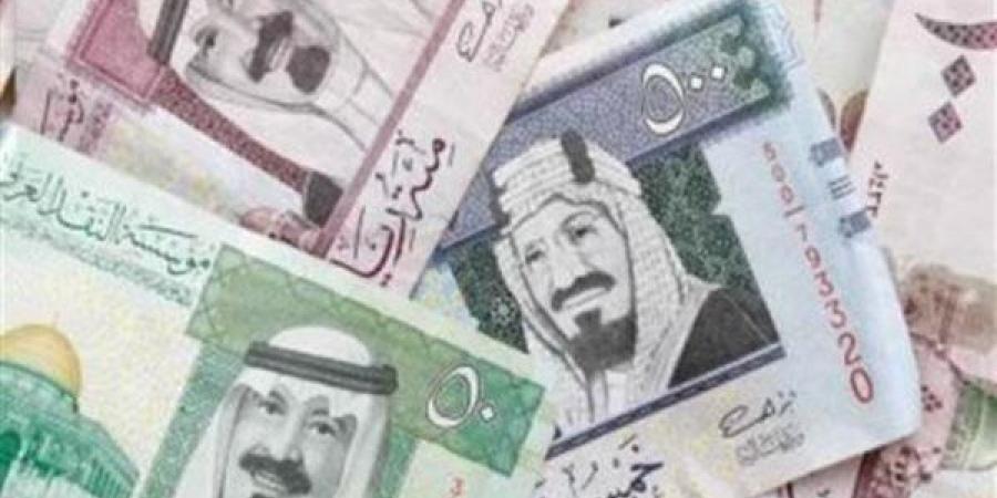 سعر الريال السعودي والدرهم الإماراتي والدينار الكويتي في البنوك..اليوم - عرب فايف