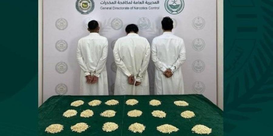 مكافحة المخدرات تقبض على 3 أشخاص بمنطقة المدينة المنورة لترويجهم 17,427 قرصًا من مادة الإمفيتامين المخدر - عرب فايف