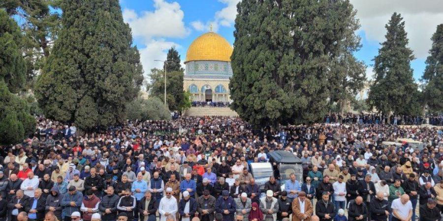 أخبار الرياضة - 50 ألف فلسطيني يؤدون صلاة الجمعة بالمسجد الأقصى - عرب فايف