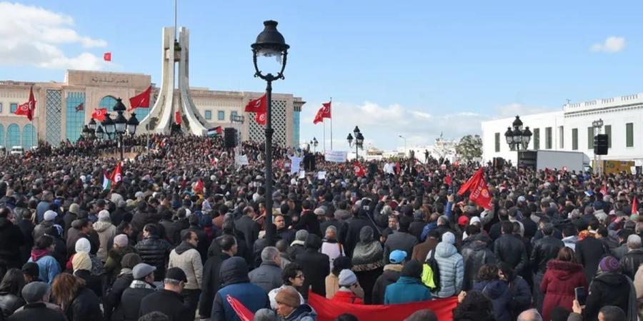 "حرقًا حتى الموت".. احتجاجات تونسية بعد "حملة تنمّر طلابية دفعت معلمًا للانتحار"! - عرب فايف