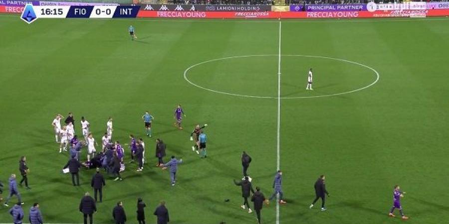 إيقاف مباراة فيورنتينا وإنتر ميلان بعد سقوط بوفي مغشيا عليه دون أي تدخل.. فيديو - عرب فايف