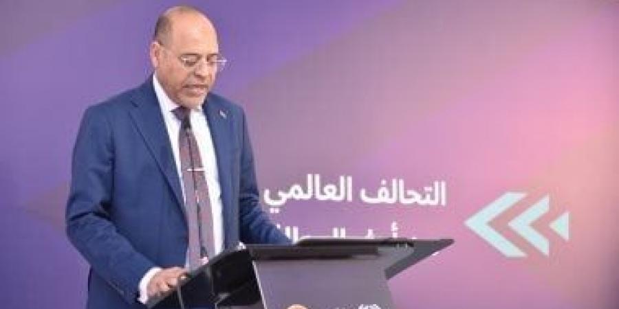 وزير العمل: وجود مصنع عمره 100عام يؤكد أن الاستثمار فى مصر لا يتوقف - عرب فايف