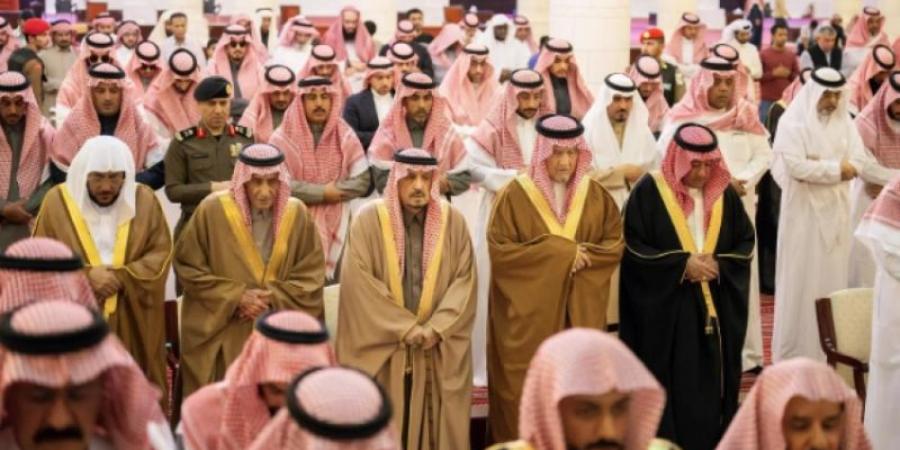 أمير الرياض يؤدي صلاة الميت على الأميرة جواهر بنت سعد بن عبدالعزيز - عرب فايف