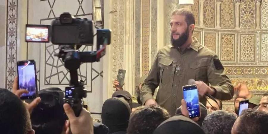 لحظة تاريخية.. شاهد قائد ”تحرير الشام” أحمد الشرع الجولاني يدخل المسجد الأموي في دمشق ”دخول الفاتحين” - عرب فايف