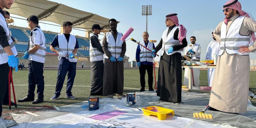 300طالب و طالبة من جامعة الإمام عبدالرحمن يحتفون بترشيح المملكة لكأس العالم 2034 بجدارية الإبداع - عرب فايف