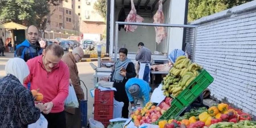 محافظ الجيزة يتابع انتظام فتح سوق اليوم الواحد بإمبابة - عرب فايف