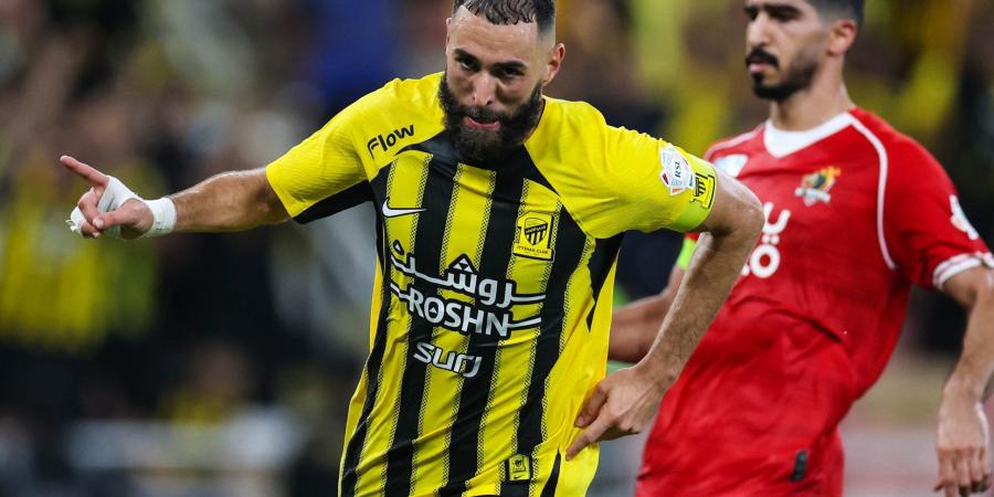 اخبار الرياضة كريم بنزيما يصدم الاتحاد ويقرر العودة إلى ريال مدريد - موقع بالجول