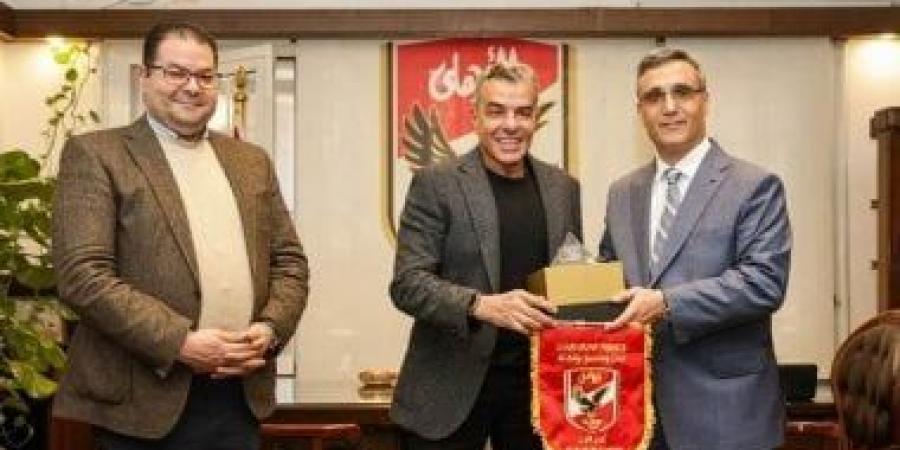 الأهلي يستقبل السفير الجزائري بالقاهرة قبل مباراة شباب بلوزداد - عرب فايف