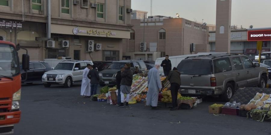 فوضى الباعة الجائلين.. بضائع مجهولة على أسوار سوق الدمام المركزي - عرب فايف