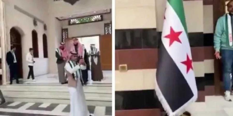 شاهد: وسط احتفال على صوت الساروت.. علم الثورة السورية يُرفع في السفارة بالعاصمة السعودية الرياض - عرب فايف