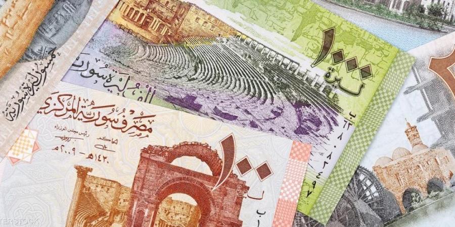 الليرة السورية تتماسك.. وسعر الدولار يسجل 12 ألفاً بعد وصوله - عرب فايف